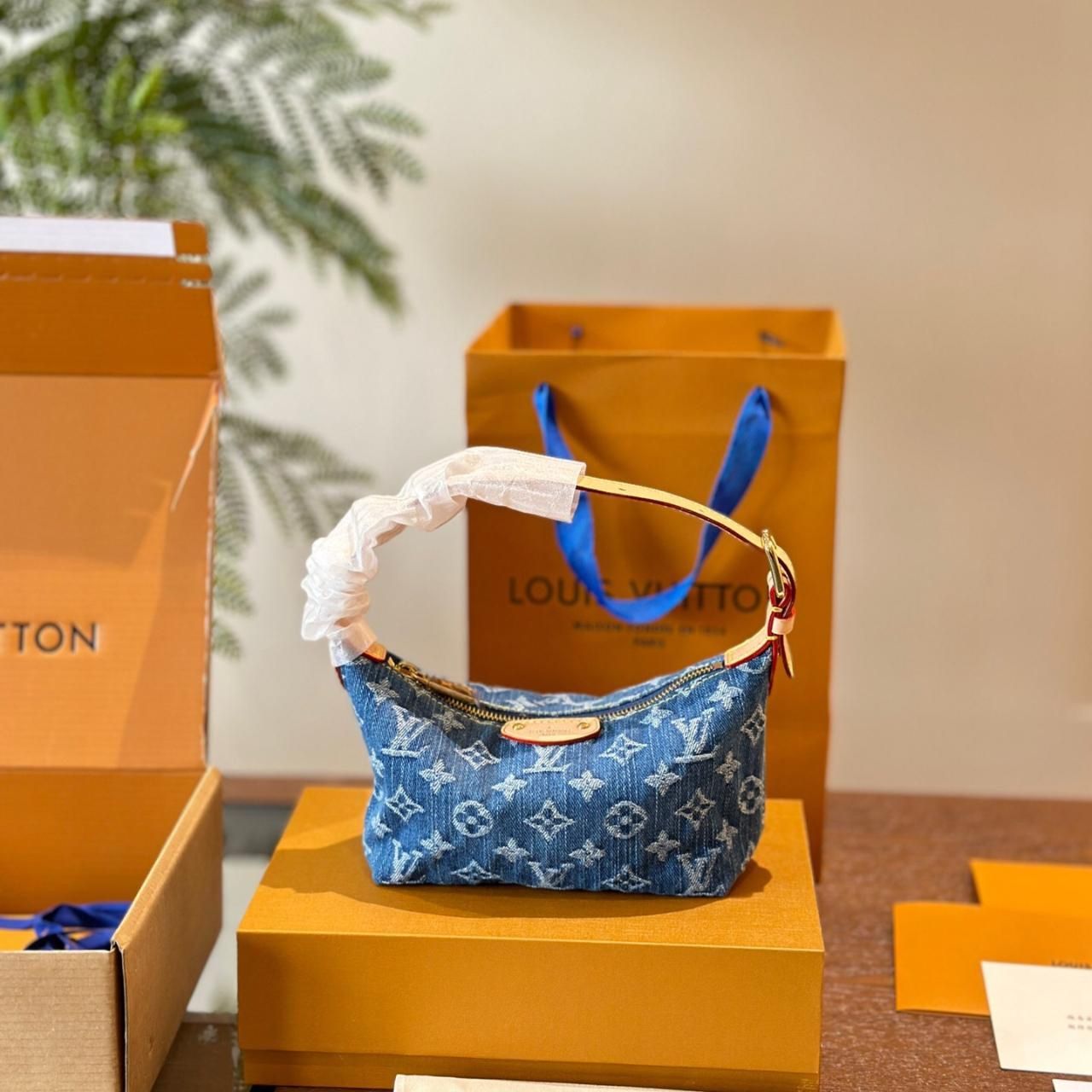 LV Handtasche - By Loveless